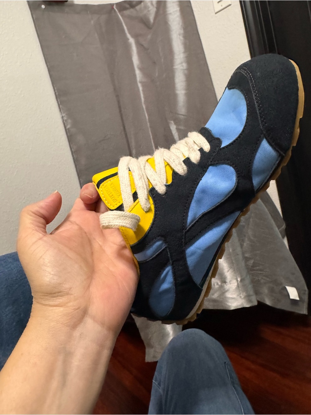 Sneakers Unisex Light Blue and Black Retro Runner with Yellow Accent - Picture 5 of 16